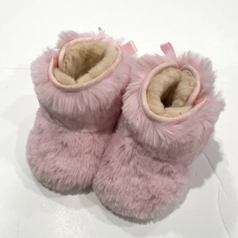 UGG baby girl, light pink Baby Ugg Jesse Bow II fluff booties, size 02/03.
